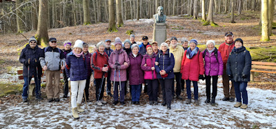 Unterer Berggrabenweg - Gruppenbild am Schffer-Denkmal